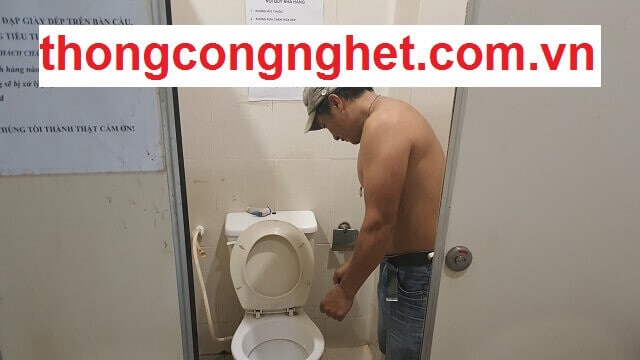 Vì sao hầm phân bị đầy và bốc mùi?
