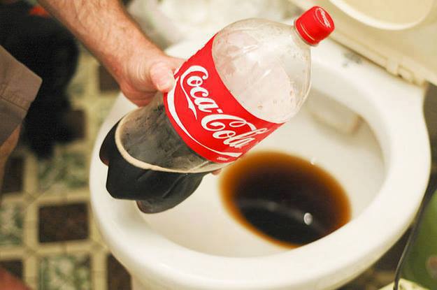 Cách 8: Dùng nước coca cola.