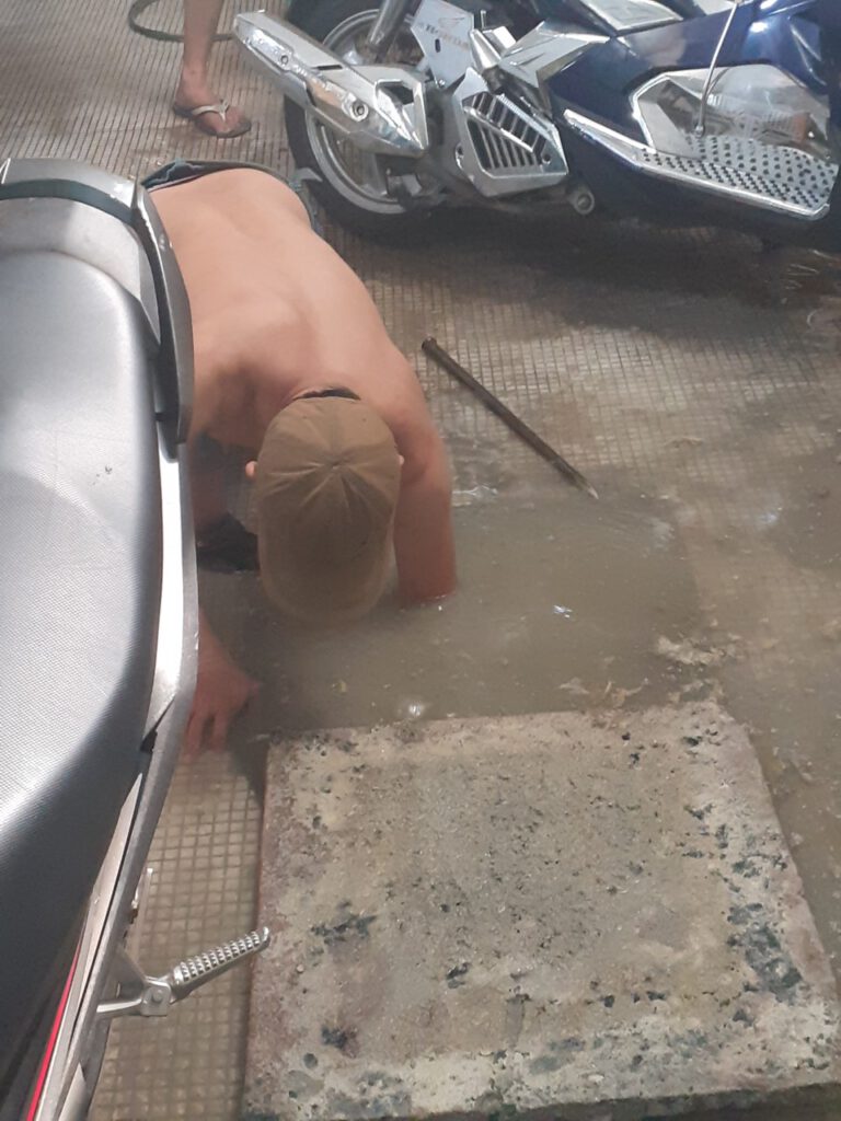 nhân viên thực hiện thông cống nghẹt huyện cần đước