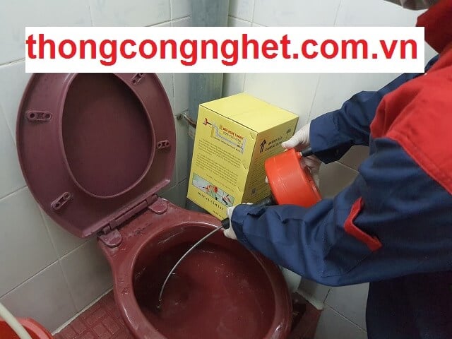 Cách 2: thông bồn cầu bị tắc vật cứng bằng dụng cụ lò xo thông cống