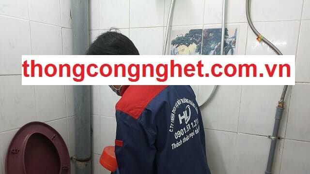 cách thông bồn cầu bị tắc vật ứng