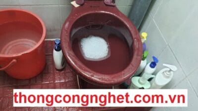 cách xử lý thông bồn cầu bị tắc vật cứng