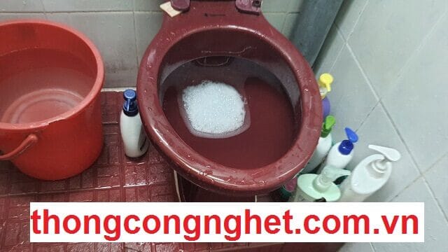 cách xử lý thông bồn cầu bị tắc vật cứng
