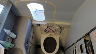 Chất thải trong bồn cầu toilet trên máy bay xử lý như thế nào?