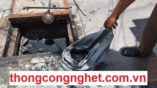 ống cống bị tắc do đóng dầu mỡ