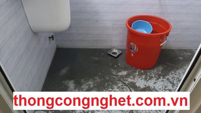 Cống sàn thoát nước nhà vệ sinh bị tắc nghẽn