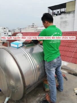 Hãy ngắt nguồn điện của máy bơm nước lên bồn chứa