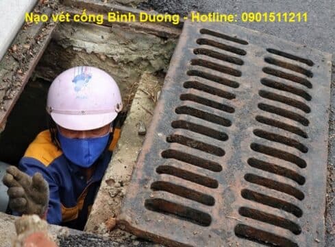 công nhân nạo vét cống ngầm tại bình dương