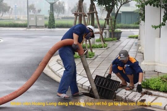 hình ảnh nạo vét hố ga tại bình dương