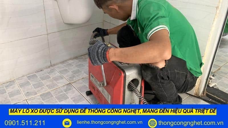 Thông cống nghẹt bằng máy lò xo