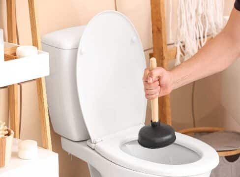 Xử lý bồn cầu bị đầy hơi bằng bơm thụt