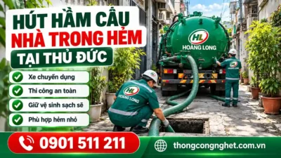 Hình minh họa kỹ thuật viên kéo ống hút hầm cầu từ xe đỗ ngoài hẻm vào nhà dân tại Thủ Đức.